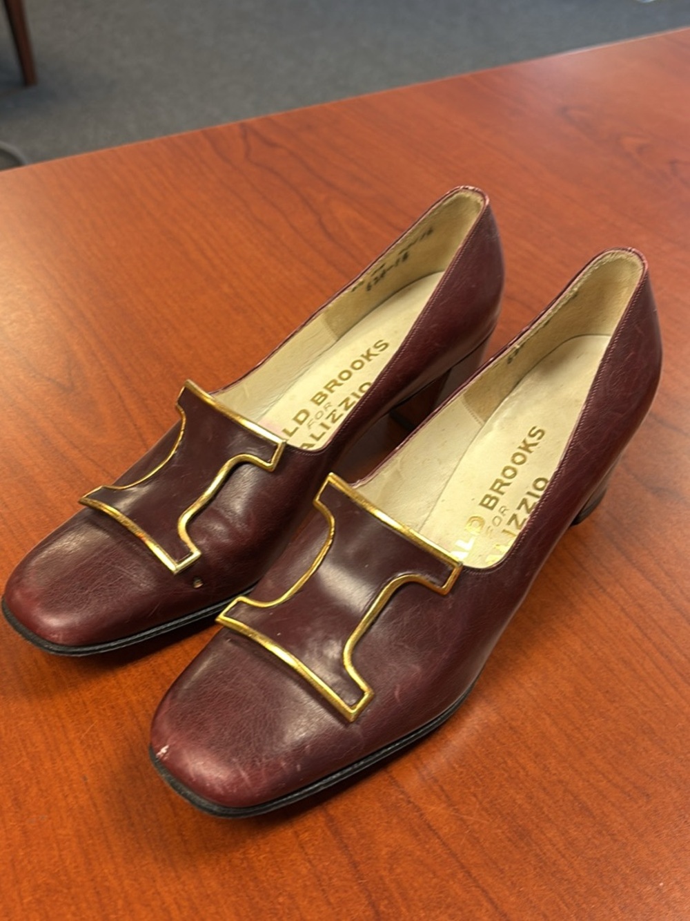 Donald Brooks Burgundy Leather Heels with Gold Trim Size 6,5 Narrow